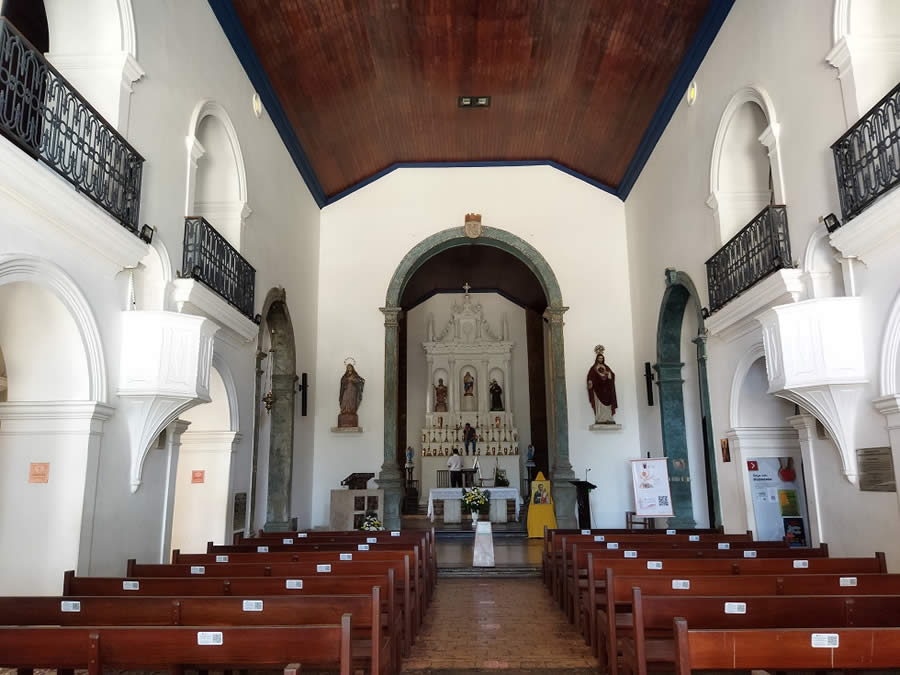 Interior da bem conservada da Igreja N.S. Apresentação
